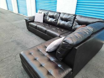 Modern leather sectional couch 🛋️ very nice