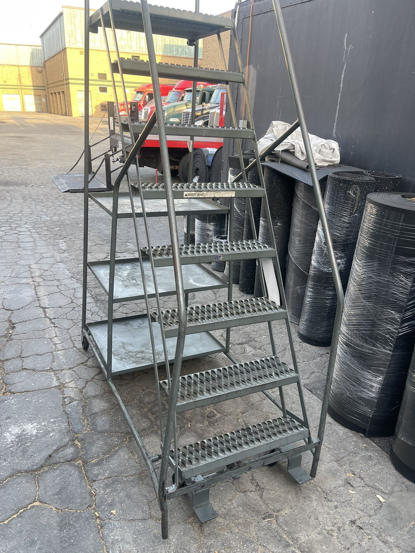 8 STEP LADDER