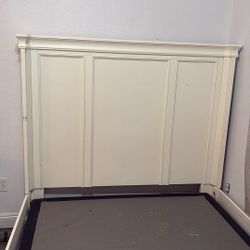 (Ashley Furniture) Queen Size /White Panel -Bed Frame 