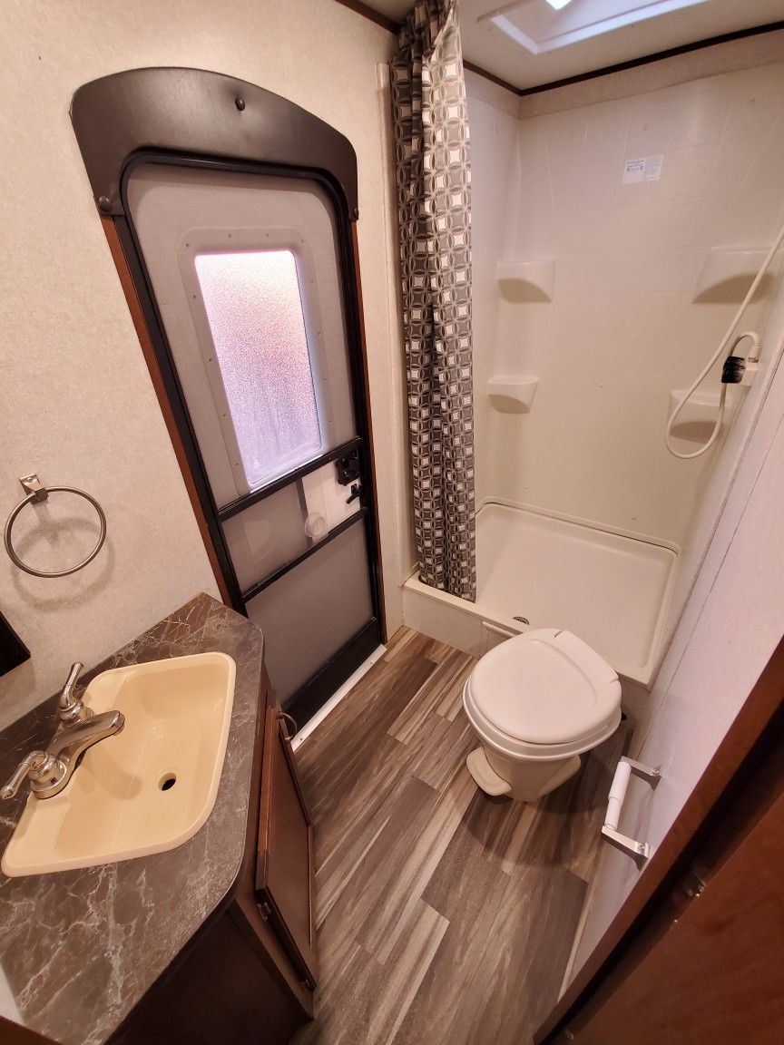 2017 Jayco 30ft Bunkhouse Travel Trailer Lightweight Sleeps 10 for