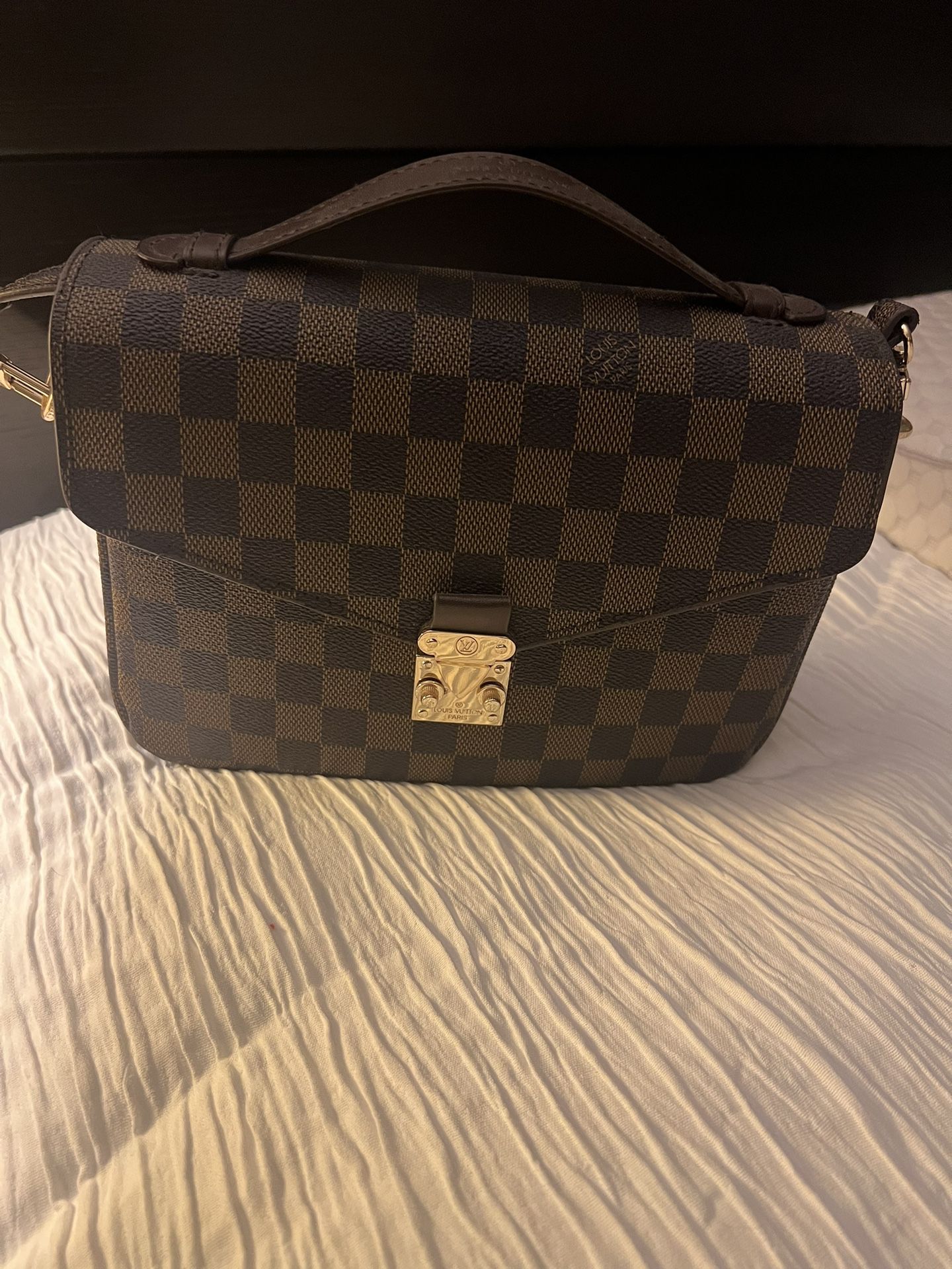 Jet Set Large Logo Crossbody Bag for Sale in Willoughby Hills, OH - OfferUp
