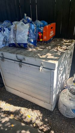 Extra-Large Heavy-Duty Ice Chest / Cooler