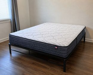 🛏️ Queen Size Like-New Mattress – $200 (We Deliver!) HABLAMOS ESPAÑOL