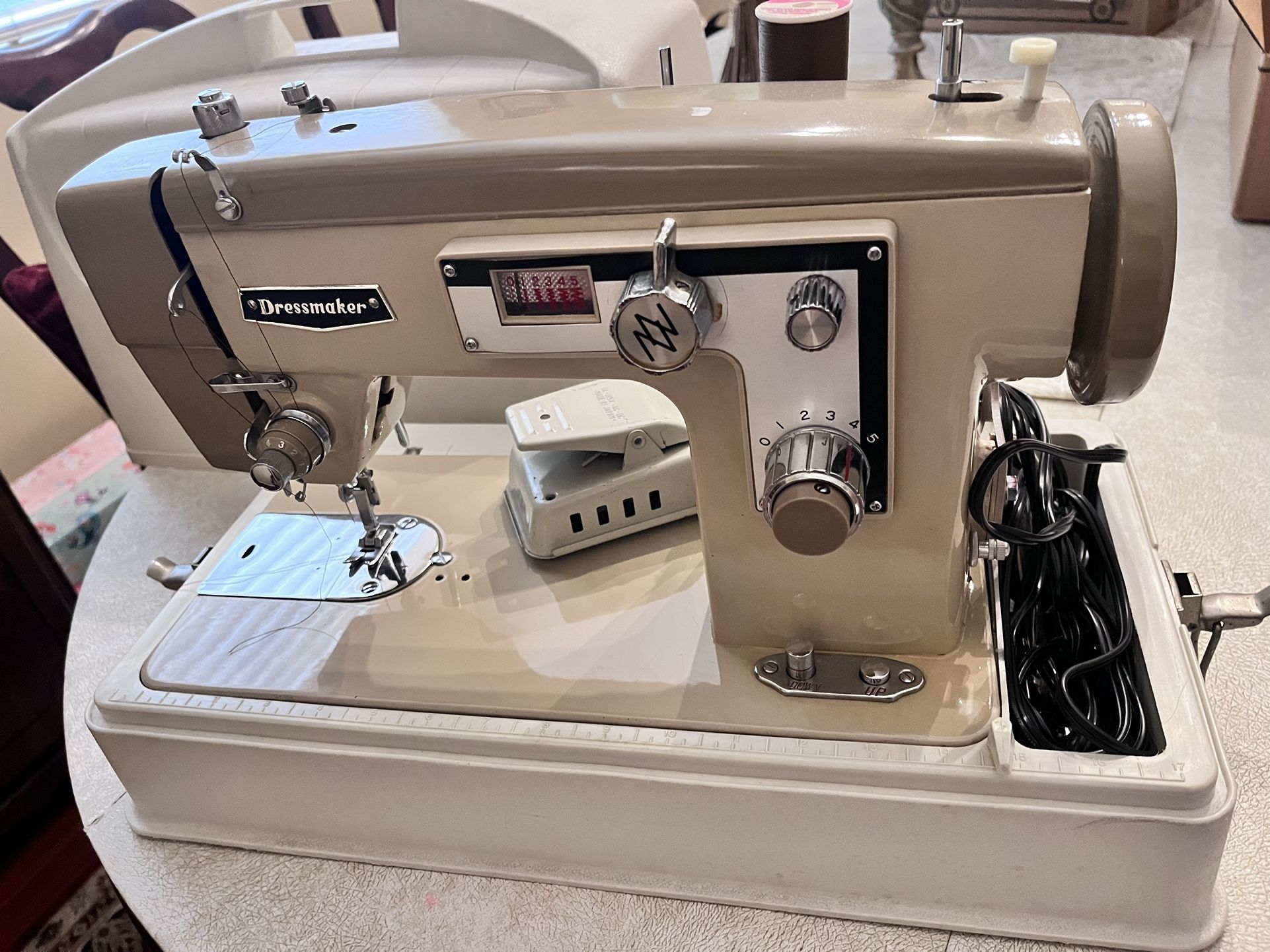 Vintage Dressmaker Sewing Machine for Sale in Temecula, CA OfferUp