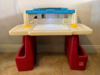 Step 2 Deluxe Art Master Desk