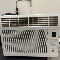 GE - 250 Sq. Ft. 6000 BTU Window Air Conditioner - White