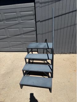 4-Step Metal Stairs with Handrail
