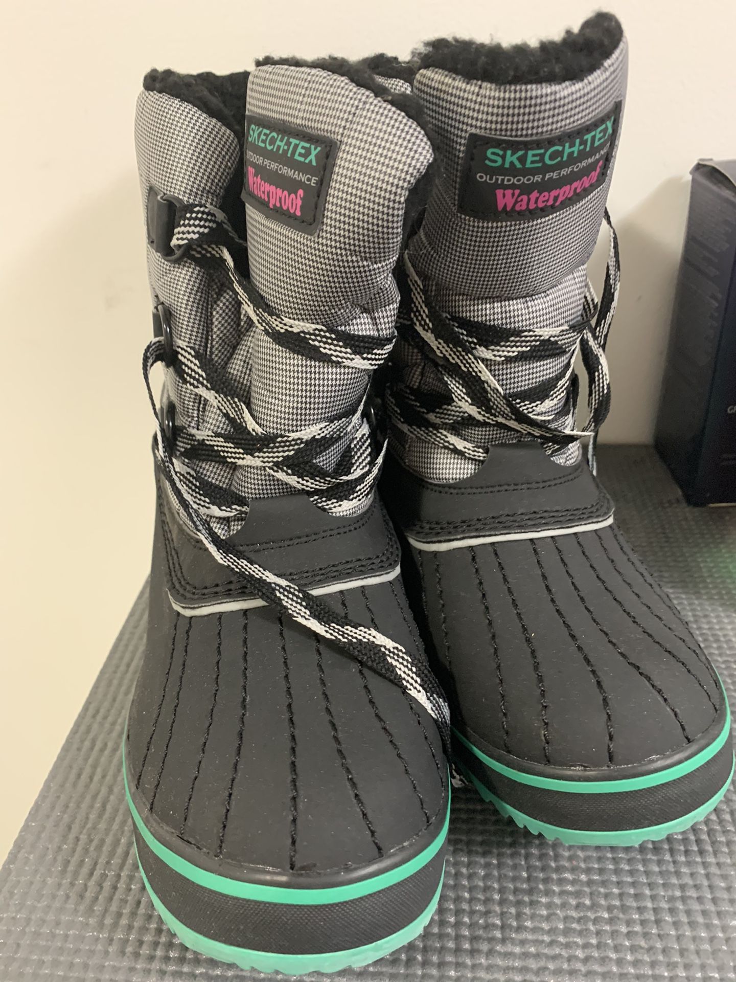 Skechers Skech-Tex Snow Boots Brand New Size9.5 Waterproof