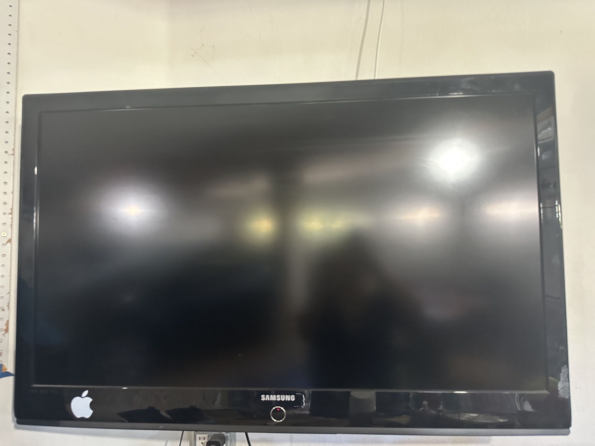 Samsung tv - 42” With Remote