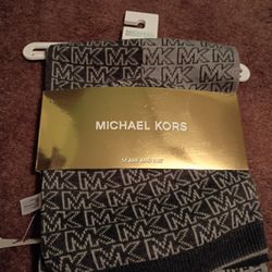 Michael Kors Hat & Scarf, Action Figures, Comic Books