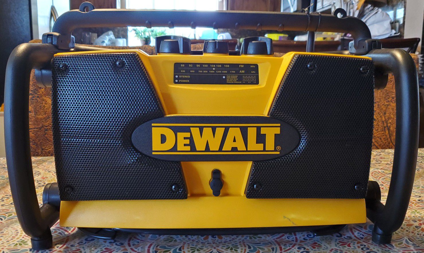 DEWALT DW911 Combination Job Site Radio and 7.2-Volt-18-Volt Battery Charger  for Sale in Phelan, CA OfferUp