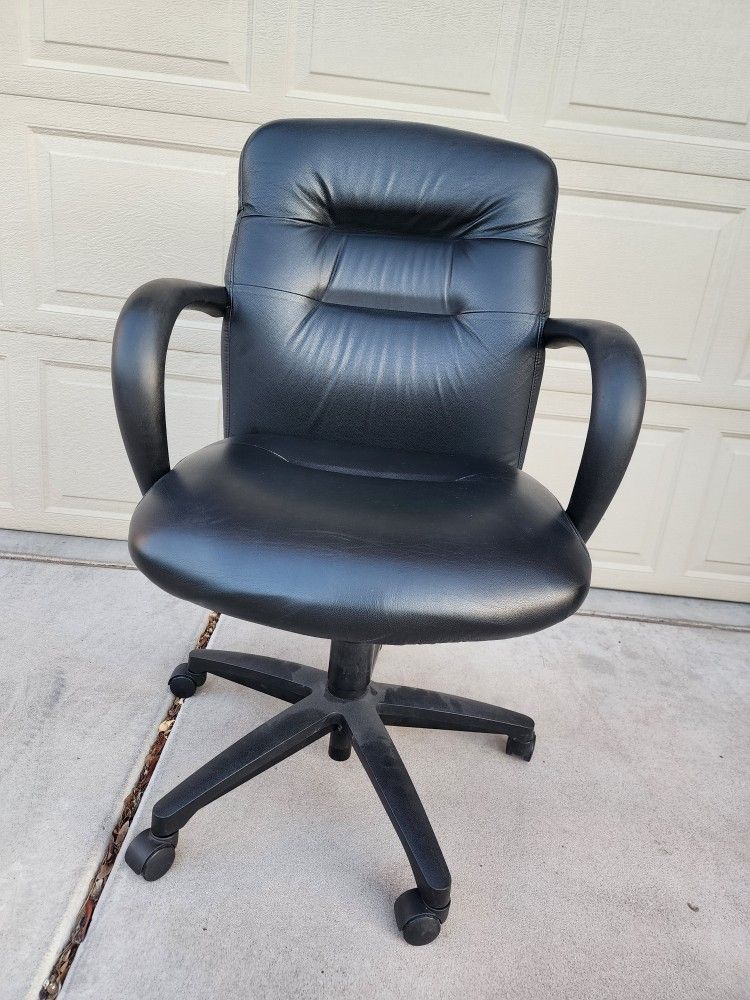 Very Comfortable Adjustable Office Chair(FREE DELIVERY)(READ DESCRIPTION)