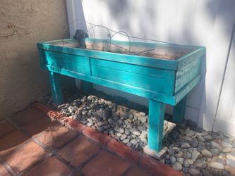 Raised outdoor planter (dimensions in description)