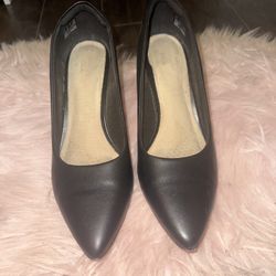 Clark’s Black Leather Pumps