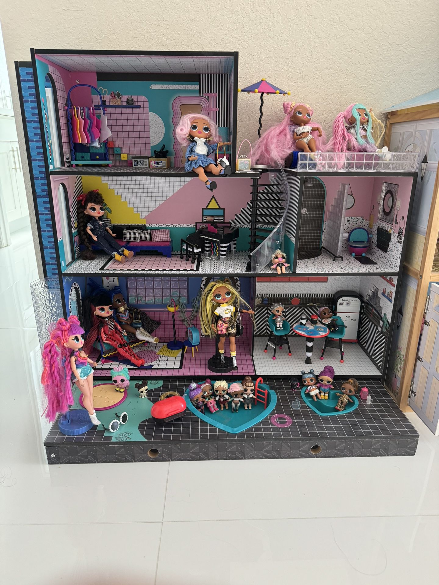 LOL Doll House With Accessories And Lots of Dolls 