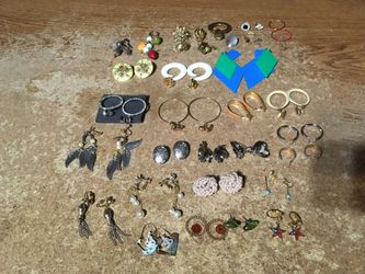 LOT OF 21 PAIRS OF EARRINGS AND 16 SINGLES ENAMEL HEART LEAVES HOOP MOST CLIP ON