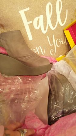 Gray wedges size 6 Kenneth Cole