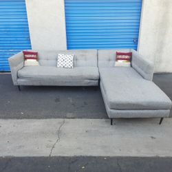 Beautiful sectional couch 🛋️ gray