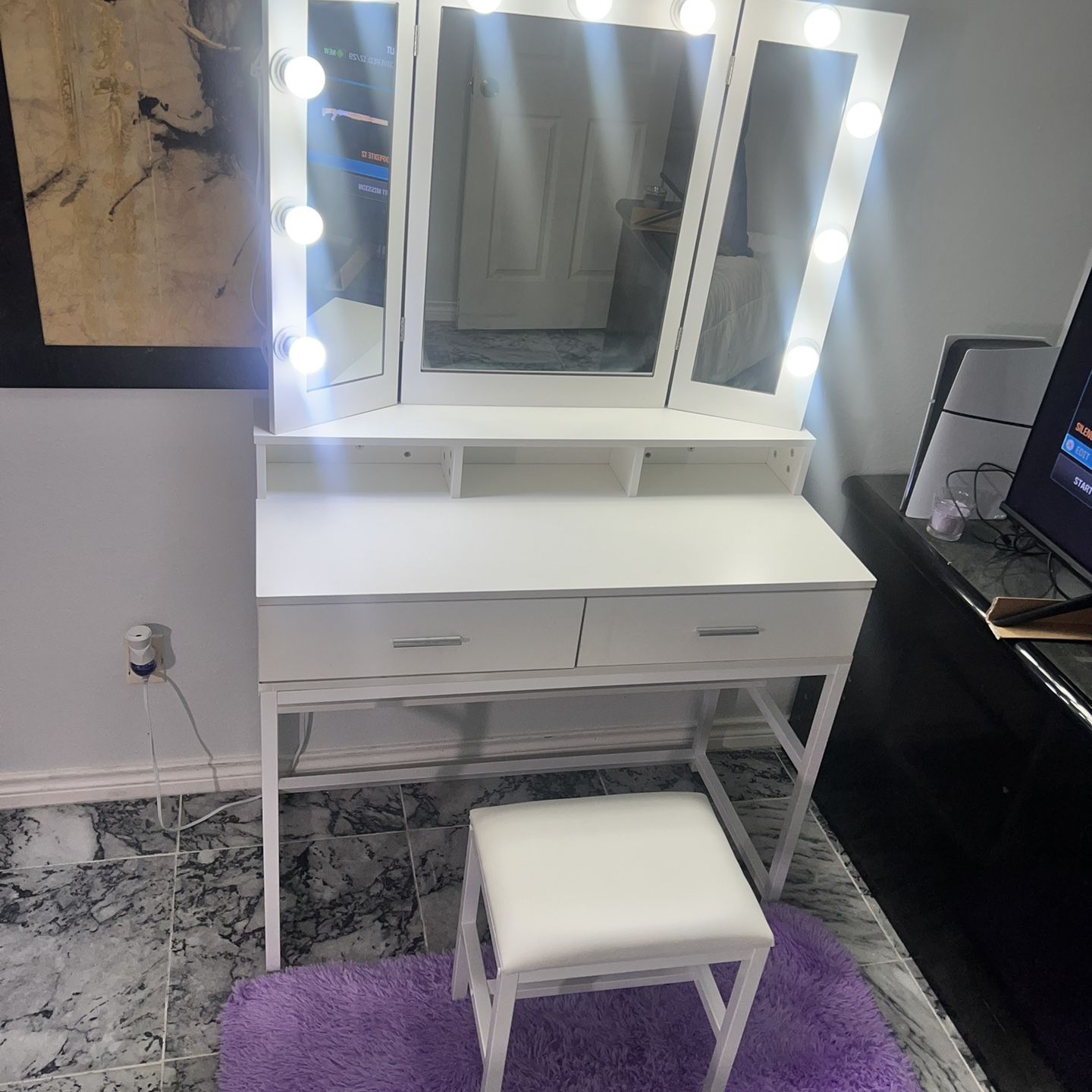 Vanity With Build In Lights & Stool!Excellent Condition 