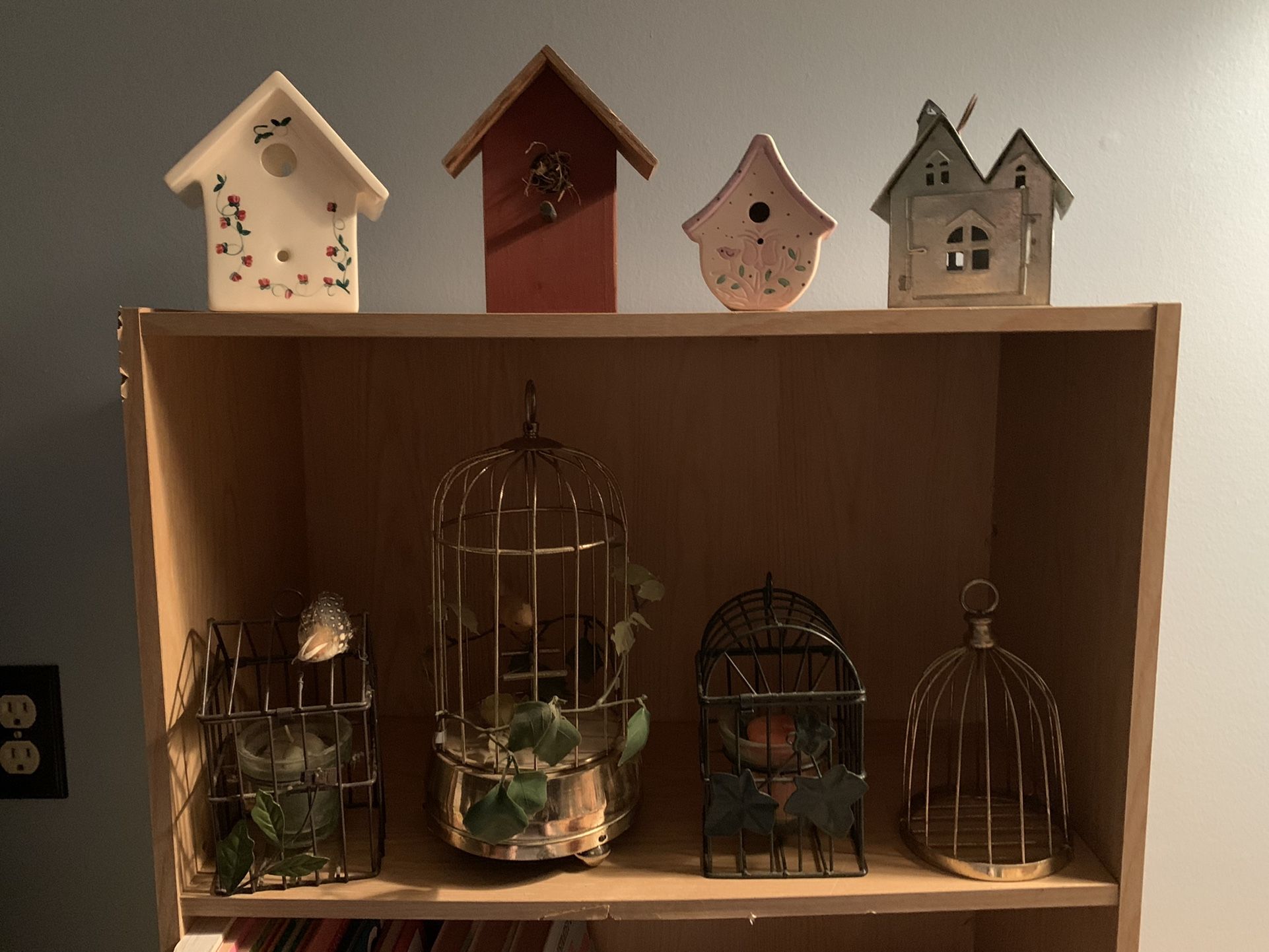 Bird Houses an Bird Cages Decor!! 8 Total….4”-12” high. Tallest is a musical!