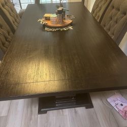 Dining Table In Excellent Condition 