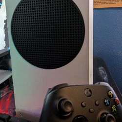 Xbox Series S 512 GB with cables and controller