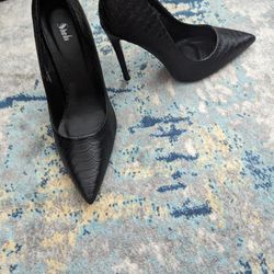 Black Pumps