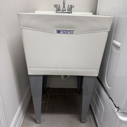 Utilatub 24 in. x 20 in. Freestanding Laundry/Utility Sink in White with Pullout Faucet