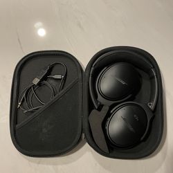 LIKE NEW BOSE NOISE CANCELING WIRELESS HEADPHONES WITH CASE AND CABLES. 
