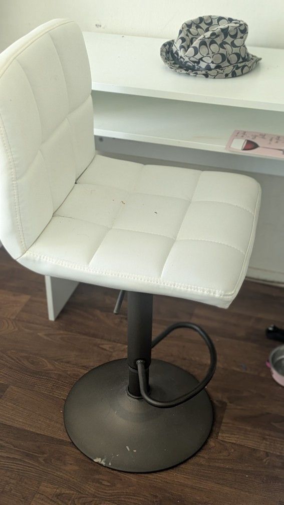Desk / Vanity  & Chair $50