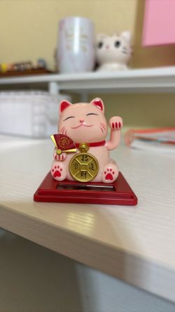 Solar powered lucky cat/ maneki-neko.