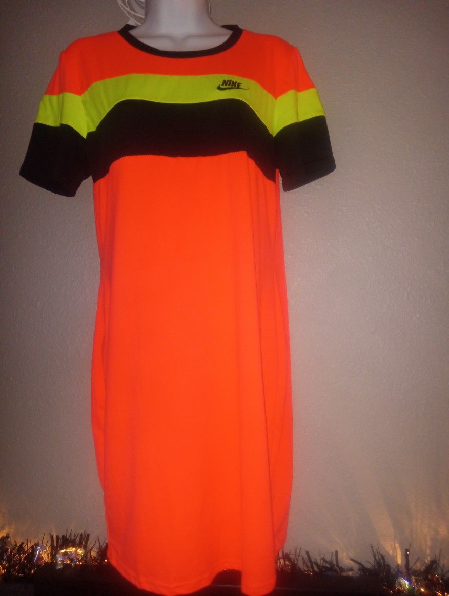 Dress Nike. Stretchy Material. Sizes Lrg,XL,2x