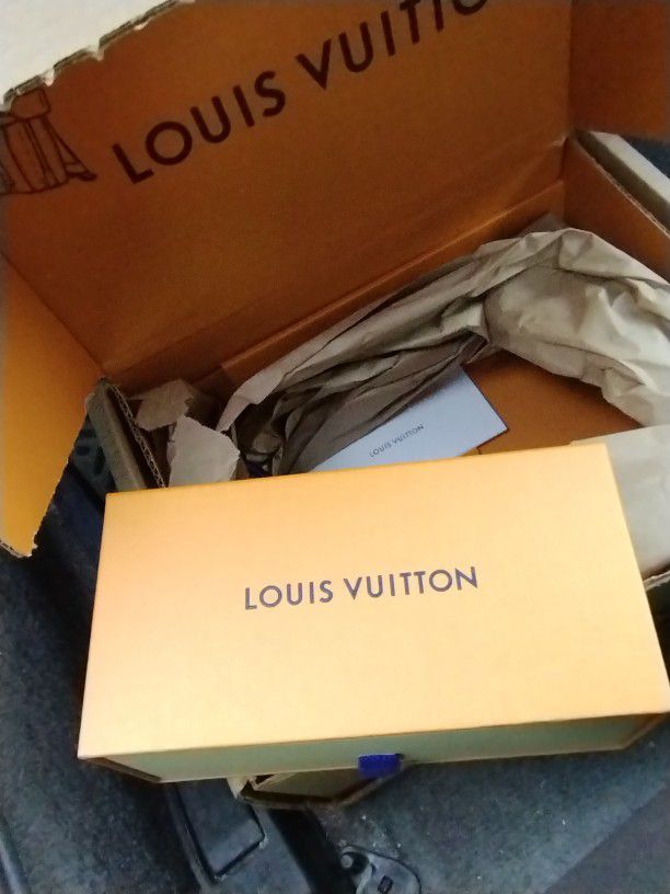Women LV Louis Vuitton Square Sunglasses for Sale in Ontario, CA - OfferUp