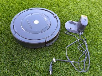 iRobot Roomba 805 Robot Vacuum with Charging Dock