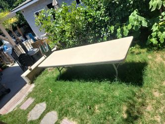 Folding table
