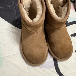 Uggs kids size 11c
