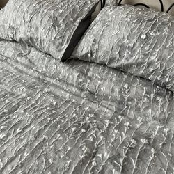 Vera Wang Full/Queen Size Comforter.  