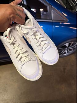 DS Nike women’s court legacy 8.5