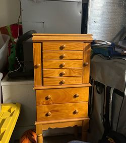 Wooden jewelry box
