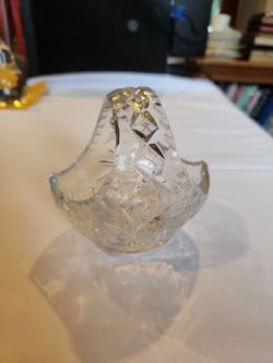 4” tall - Handcut Crystal Basket w/ handle Starburst / Pinwheel pattern