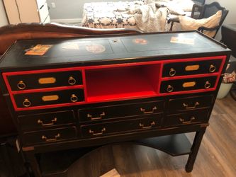 Vintage/antique desk/dresser!