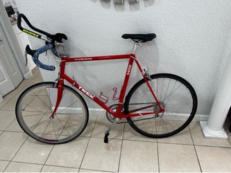 Road bicycle Trek 1400. Frame 22” in aluminum. The front rim is made of titanium.good condition