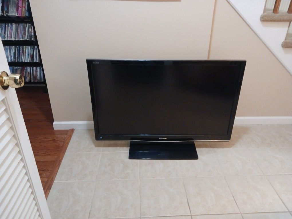 SHARP AQUOS 46 INCHES