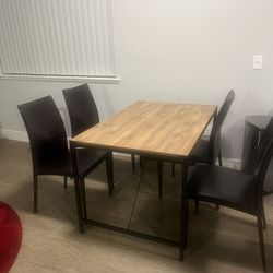 Beautiful Table And 4 Chairs For $250.. Price Negotiable 