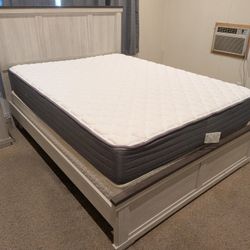 QUEEN SIZE BED -LIKE NEW