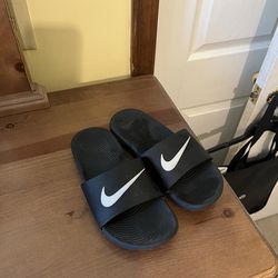 Kids Nike slides size 2.5