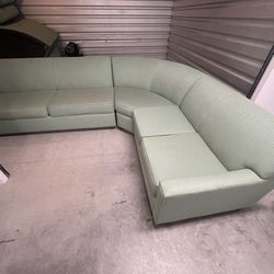 Beautiful Sectional Couch(FREE DELIVERY)