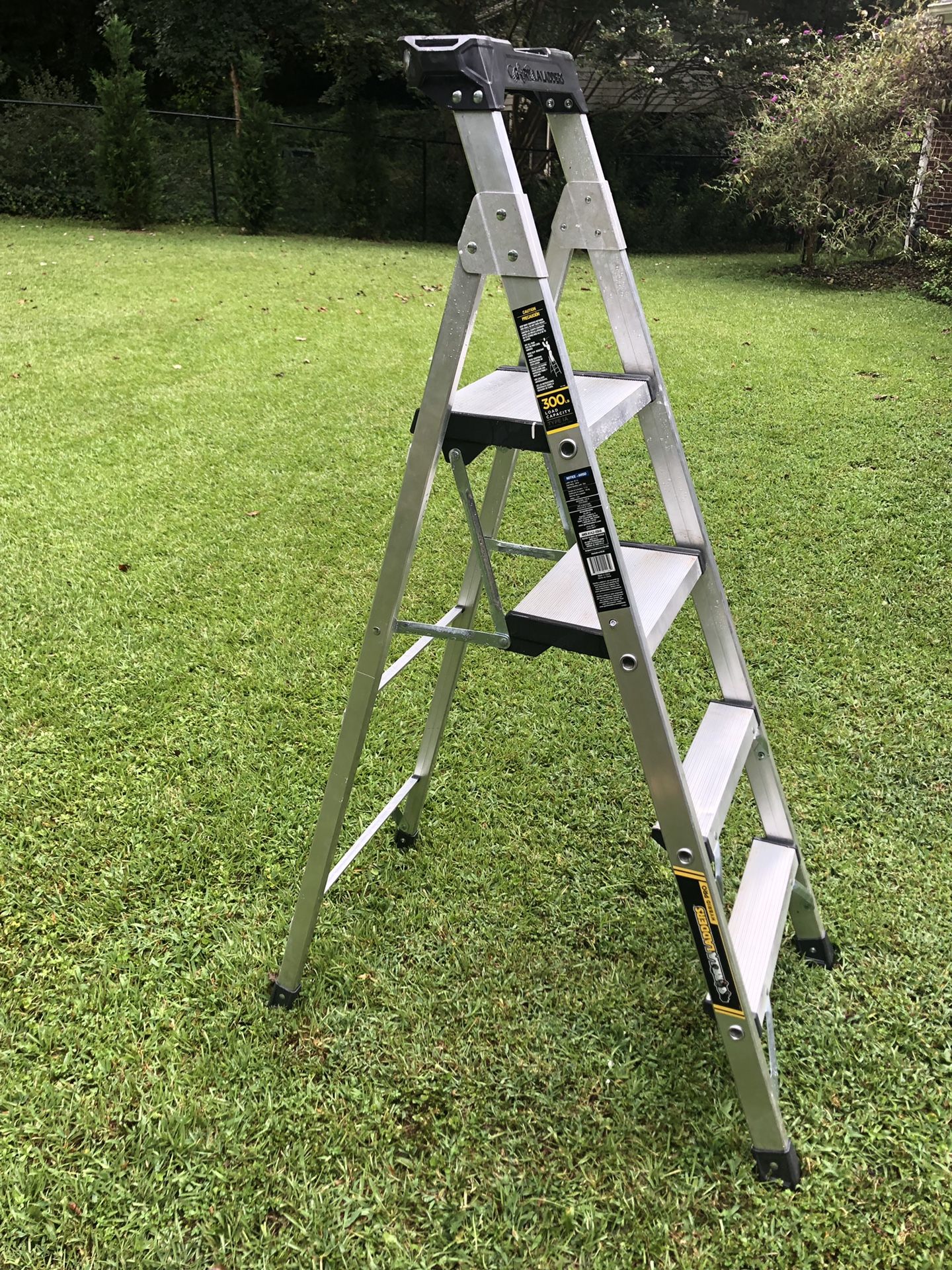 Gorilla Ladders 5.5 ft. Heavy Duty Aluminum PRO Hybrid Ladder with 300 lb. Load Capacity Type IA Duty Rating