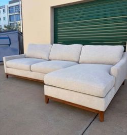 Living Spaces Sectional Couch 🛻Delivery Available🛻