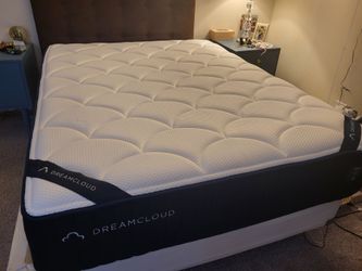 The Dreamcloud Queen Mattress 12" Classic Hybrid Bed